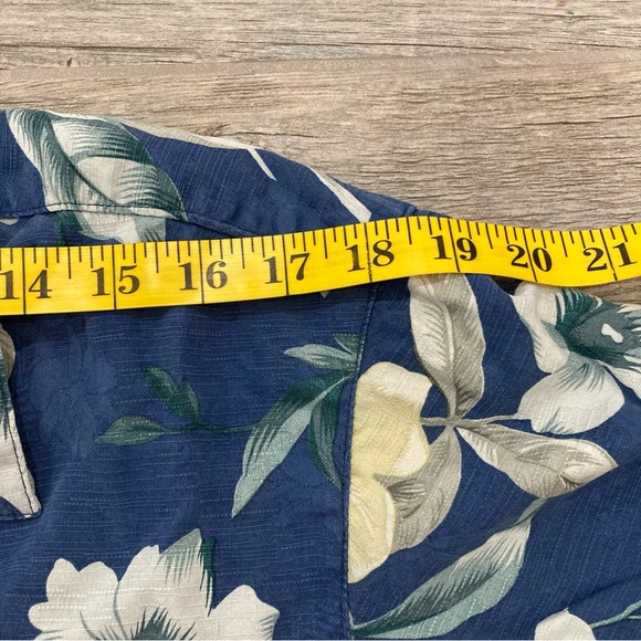 Tommy Bahama Hawaiian shirt Medium - Picture 3 of 7